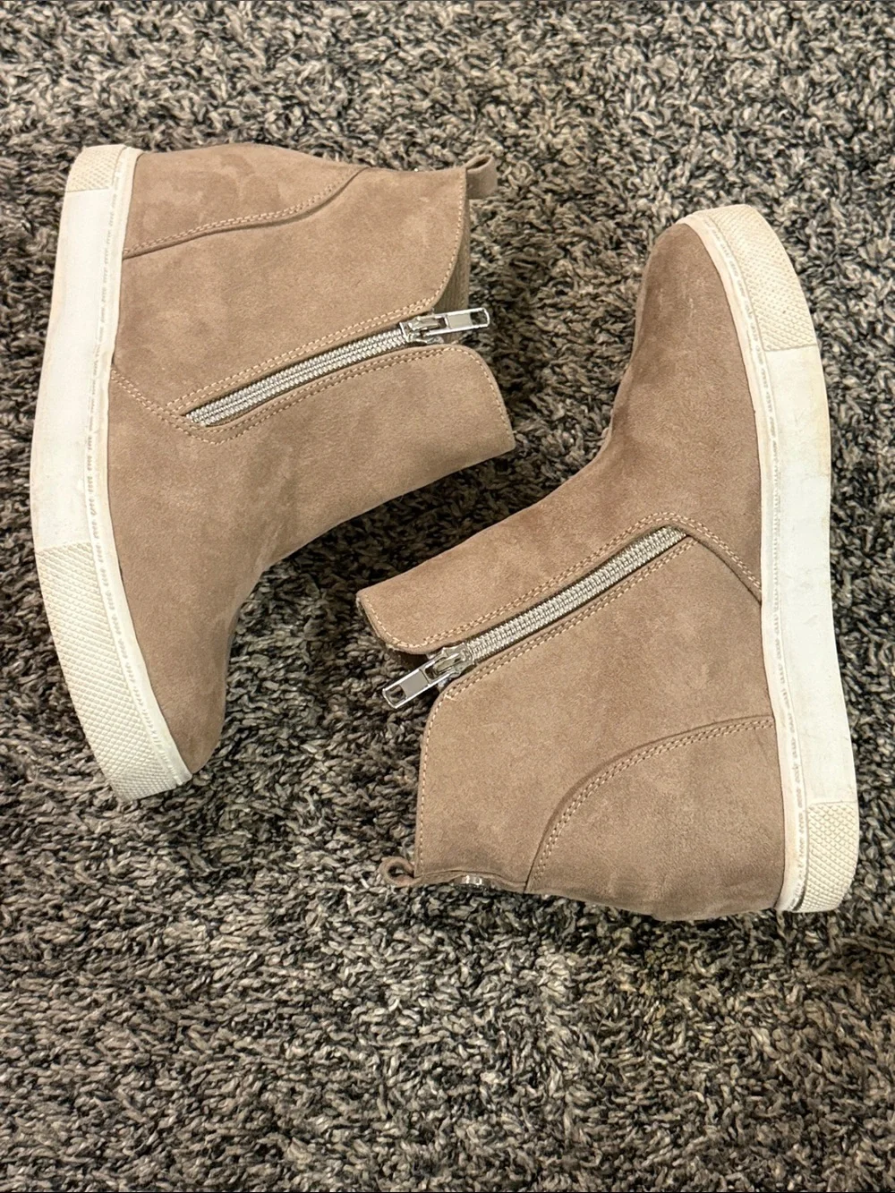 Steve Madden Wedgie Size 5 Taupe Hidden Wedge Sneaker Booties